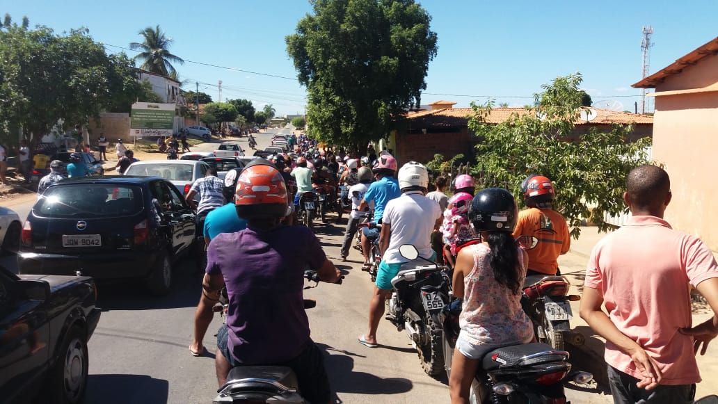 Filas para abastecimento em Bom Jesus da Lapa na Avenida José de Carvalho