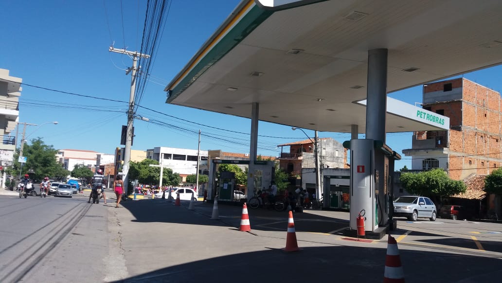 Posto Bela Vista; Filas desde a noite e durante a madrugada fizeram gasolina acabar em questão de horas