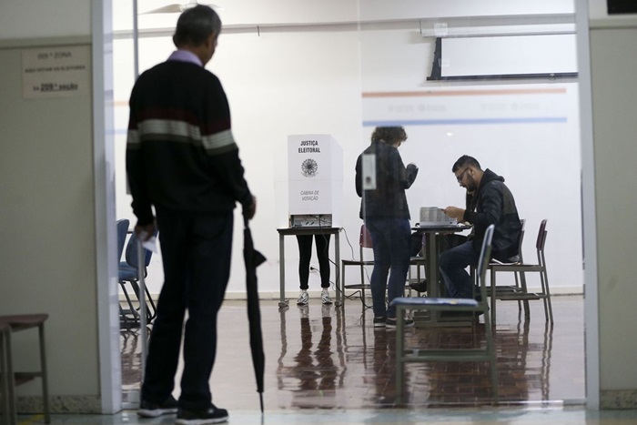 Paulistanos votam no colégio São Luís, em São Paulo.