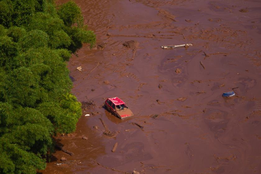 MG - MG/BARRAGEM/RISCO/INUNDAÇÕES  - GERAL - Vista aérea do local destruído pelos rejeitos após o rompimento da barragem da mina do     Feijão, situada em Brumadinho, na região metropolitana de Belo Horizonte (MG), nesta     sexta-feira (25). Segundo o Corpo de Bombeiros, o rompimento ocorreu na altura do km 50     da Rodovia MG-040. Um helicóptero dos bombeiros sobrevoava a região em busca de vítimas.     Cerca de 200 pessoas estão desaparecidas. Quase três anos depois do rompimento da     barragem de Fundão, da mineradora Samarco (Vale e BHP), em Mariana, Minas Gerais, em     novembro de 2015, mais um desastre ameaça o Estado.   25/01/2019 - Foto: MOISéS SILVA/O TEMPO/ESTADÃO CONTEÚDO