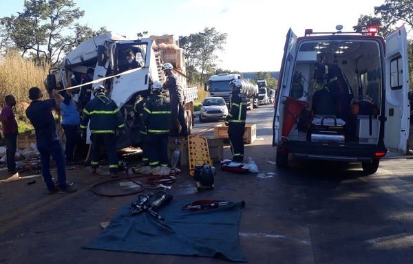 Motorista Morre Preso às Ferragens Após Batida Entre Caminhão E Carreta